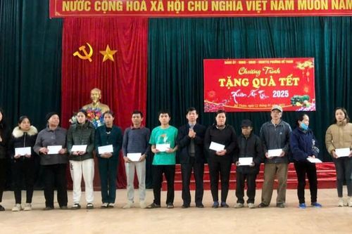Tặng quà Tết người khuyết tật, trẻ mồ côi tại Thành phố