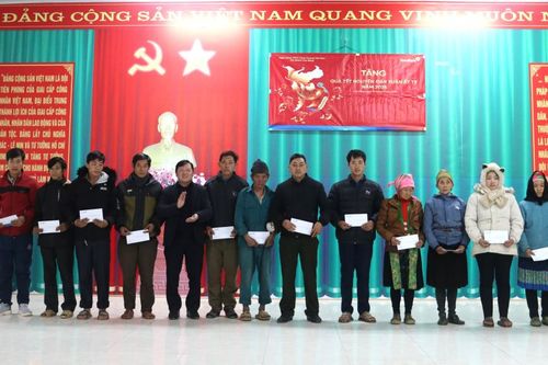 Ngân hàng VietinBank Chi nhánh Cao Bằng tặng quà Tết tại huyện Hà Quảng