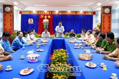Thăm, động viên lực lượng giữ gìn an ninh trật tự, an toàn giao thông dịp tết