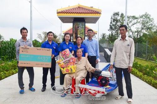 Hỗ trợ tivi, vỏ máy cho bà Đỗ Thị Bảy