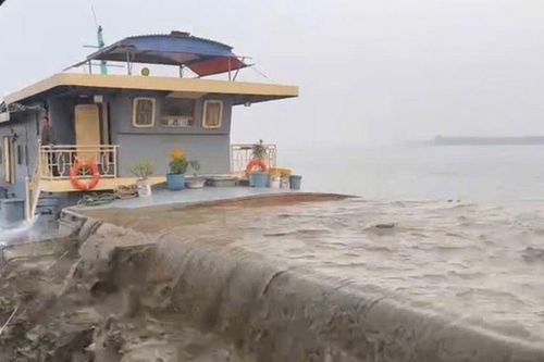 Clip: Các đối tượng khai thác cát trái phép quy mô lớn trên sông Hồng là ai?