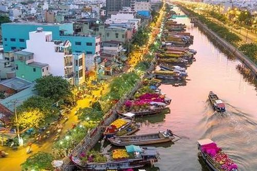 TPHCM: Rực rỡ sắc Xuân chợ hoa Tết 'trên bến dưới thuyền'