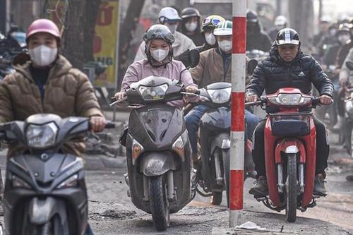 Năm 2025, đi xe máy lên vỉa hè bị phạt bao nhiêu tiền?