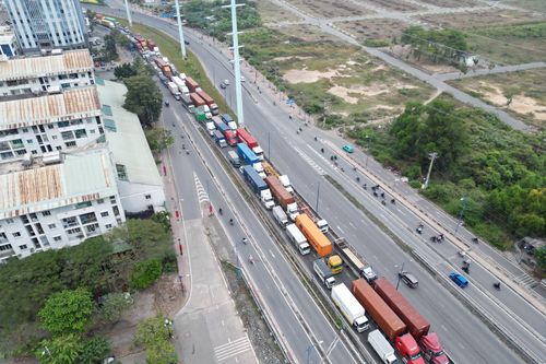 Cận Tết, các tuyến đường xung quanh cảng Cát Lái kẹt xe 'không lối thoát'