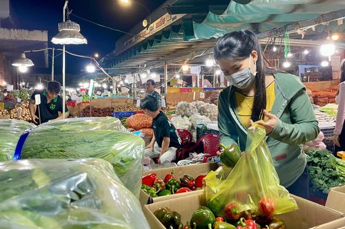 Thực phẩm Tết đổ dồn về TP.HCM, trái cây ở chợ đầu mối bắt đầu tăng giá
