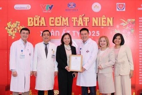AstraZeneca đồng hành cùng Quỹ Ngày mai tươi sáng mang yêu thương đến với bệnh nhân ung thư dịp Tết Ất Tỵ 2025