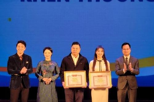 Kết nạp 120 đoàn viên Khối các cơ quan thành phố Hà Nội vào Đảng năm 2024