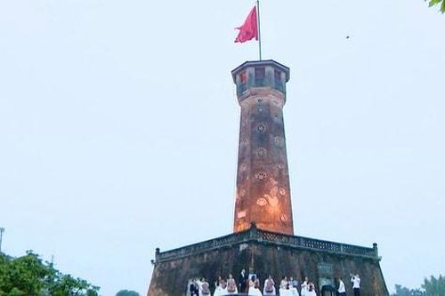 'Hòa tấu chào năm mới 2025' vang lên từ Cột cờ Hà Nội sáng mùng Một Tết