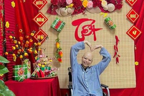 Ấm lòng chuyến xe từ thiện chở nữ chiến sĩ công an bị ung thư về quê ăn Tết