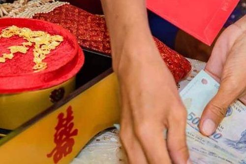 Bố vợ trả lại sính lễ, nói một câu khiến con rể bật khóc