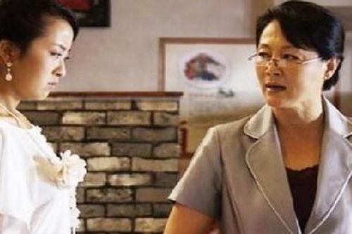 Vừa nhận thưởng Tết, con dâu chưa kịp vui đã choáng với yêu cầu của mẹ chồng