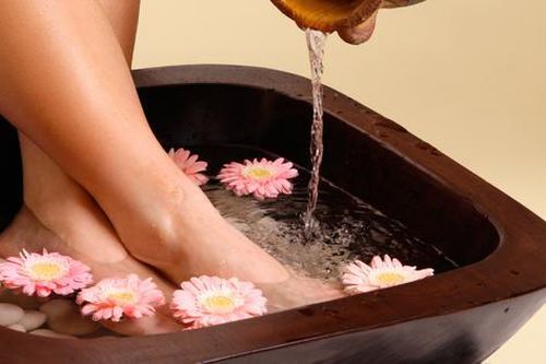 Ngâm chân nước ấm có tác dụng gì?