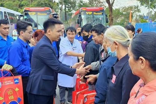 Bệnh nhân xúc động khi được về quê đón Tết trên những chuyến xe 0 đồng chở đầy yêu thương