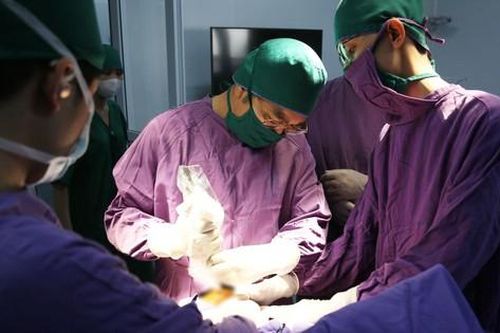 Cứu sống thiếu niên bị chuôi dao găm xuyên sọ não
