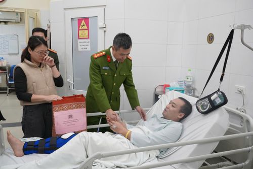 Lãnh đạo Công an Hà Nội thăm cán bộ bị thương trong khi làm nhiệm vụ