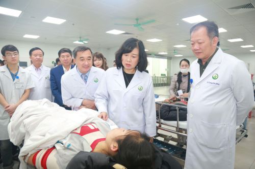 Bộ trưởng Y tế kiểm tra công tác khám chữa bệnh tại bệnh viện Việt Đức