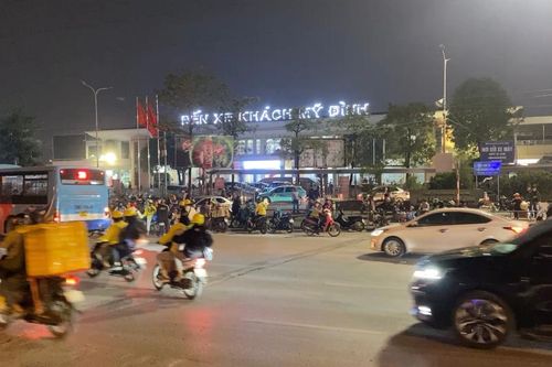 Bến xe Mỹ Đình nhộn nhịp trong ngày cuối cùng làm việc trước kỳ nghỉ Tết