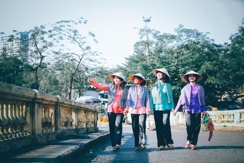 Ấn tượng bộ ảnh áo bà ba trên cây cầu Long Biên trăm tuổi