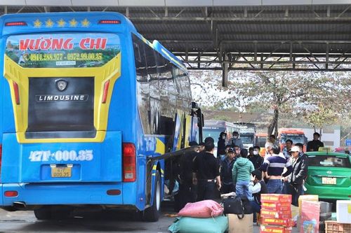 Giáp Tết, vé xe khách tăng mạnh
