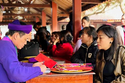 Ngôi đền từ thế kỷ XIV nơi cửa biển đông khách dịp cuối năm