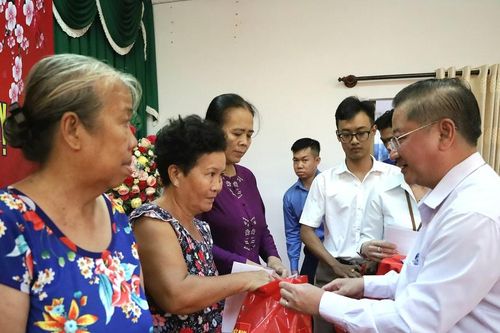 Phó Chủ tịch UBTƯ MTTQ Việt Nam Trần Việt Trường trao quà Tết tại Cần Thơ