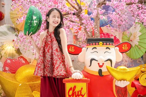 Chi nửa tỷ đồng trang trí Tết, quán cà phê cử nhân viên 'canh' khách