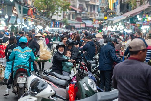 Người dân đổ về sắm Tết, nhiều đường phố cổ kẹt cứng