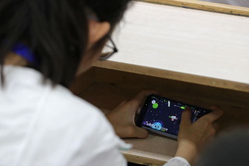 Học sinh Trung Quốc giấu điện thoại trong bình nước, sách giả