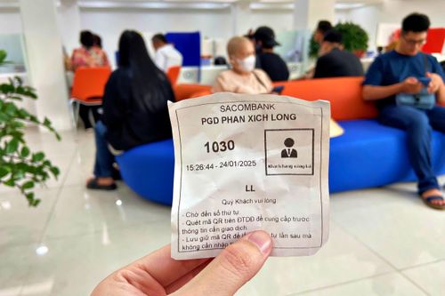 Quầy ngân hàng kín khách giao dịch ngày cuối trước nghỉ Tết