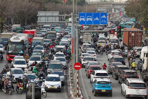 Đường tắc từ chiều đến tối trong ngày làm việc cuối cùng năm Giáp Thìn
