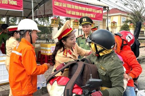 Công an Đắk Nông tiếp sức cho người dân trên đường về quê đón Tết