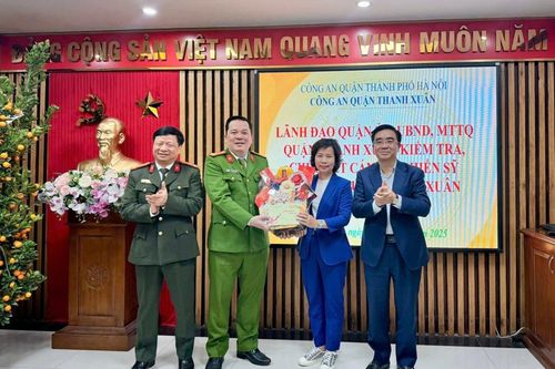 Lãnh đạo quận Thanh Xuân thăm, chúc Tết cán bộ, chiến sĩ Công an quận