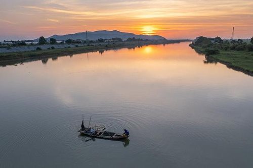 Về nghe sông chảy