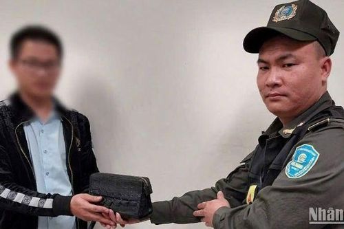 Nhân viên xe đẩy Nội Bài trao trả 120 triệu đồng cho khách bỏ quên trong đêm