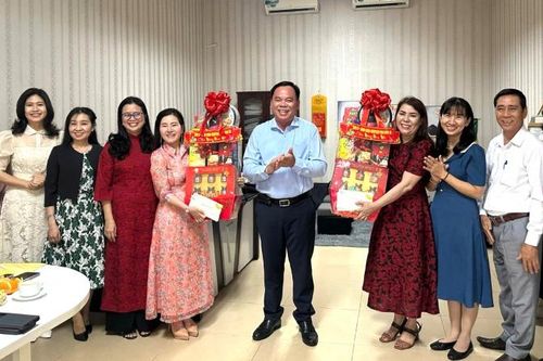 Lãnh đạo tỉnh Đồng Nai tặng quà cho các đơn vị làm việc xuyên Tết