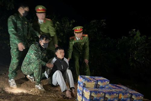 Bắt quả tang nam thanh niên vác bao tải đầy pháo lậu qua biên giới lúc rạng sáng