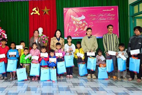 VietinBank mang 'Xuân yêu thương - Tết nghĩa tình' đến với các hoàn cảnh khó khăn