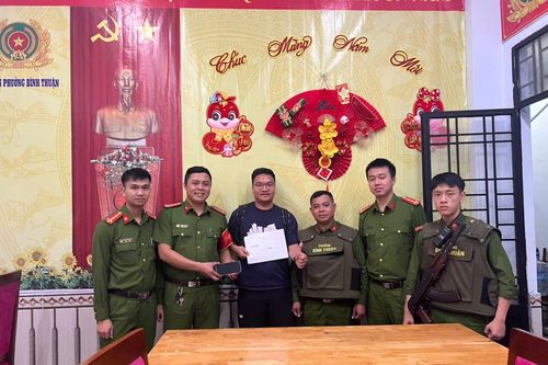 Tìm lại được điện thoại bị quên trên xe ô tô, du khách nước ngoài xúc động trước sự hỗ trợ nhiệt tình của Công an Đà Nẵng