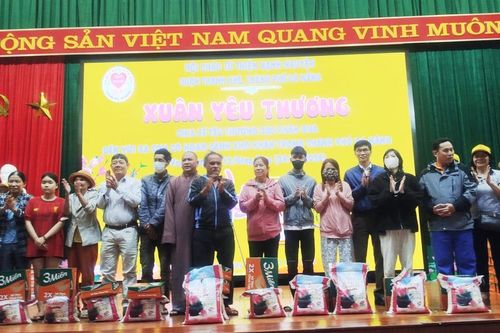 Quà Tết hơn 100 triệu đồng được Hội cháo từ thiện Hạnh Nguyện trao cho người nghèo ở Đà Nẵng