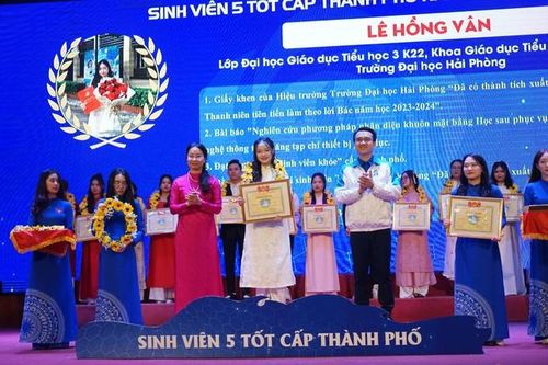 Nữ sinh Sư phạm tài năng chinh phục danh hiệu Sinh viên 5 tốt cấp Trung ương cùng niềm đam mê nghiên cứu khoa học