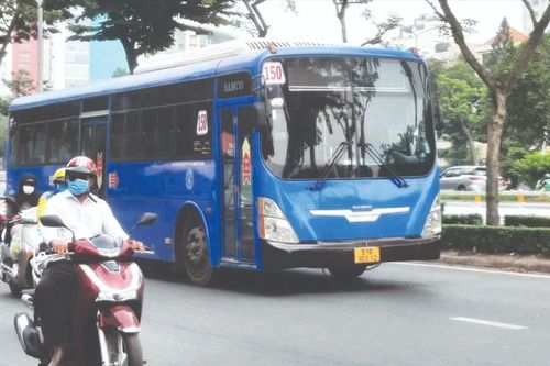 Xe buýt 'chạy' theo tết