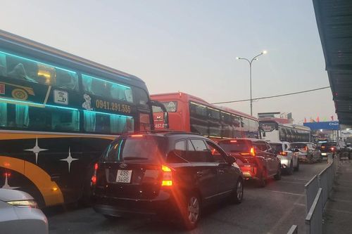 Hàng trăm phương tiện nối đuôi nhau nhích từng bước rời Bến xe Trung tâm Đà Nẵng