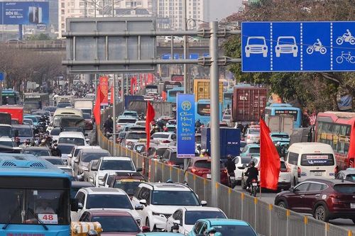 Nhiều tuyến đường Hà Nội ùn tắc chiều 25 tháng Chạp