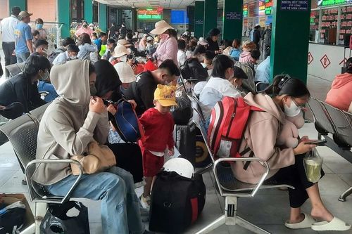 Ngày làm việc cuối cùng trước tết, 'nóng' từ cửa ngõ đến bến xe
