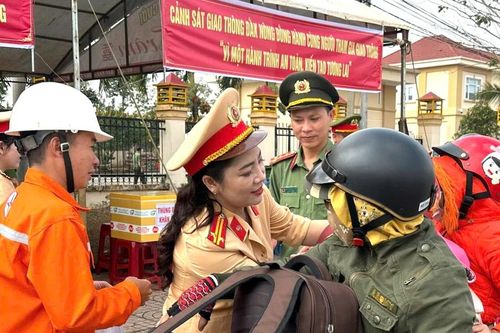 Tiếp sức người dân Tây Nguyên về quê đón Tết Ất Tỵ