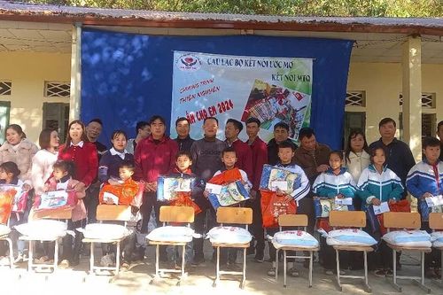 'Xuân tình nguyện 2025' mang Tết đến với học sinh nghèo vùng cao Sơn La