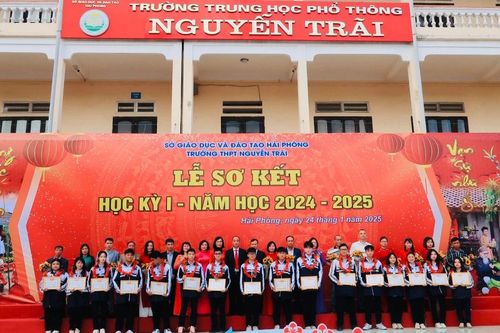 Khen thưởng học sinh 3 tốt cấp Trung ương và học sinh giỏi thành phố Hải Phòng