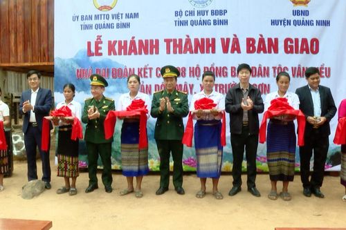 Khánh thành và bàn giao 8 nhà 'Đại đoàn kết' cho nhân dân trên biên giới tỉnh Quảng Bình