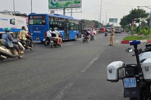 51 đơn vị CSGT TPHCM ra quân, giúp dân thuận lợi về quê đón Tết