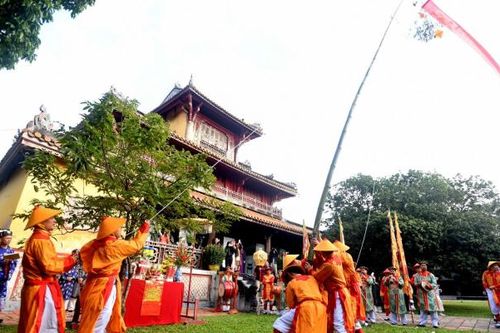 Độc đáo nghi lễ thượng nêu trong Hoàng thành Huế